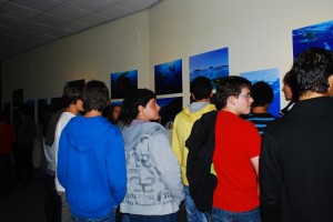Local students watching Nuno Sá's photos